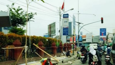 Papan Proyek Disembunyikan, Ada Apa dengan Pekerjaan Perbaikan Trotoar dan Drainase Jalan Kartini Cirebon?