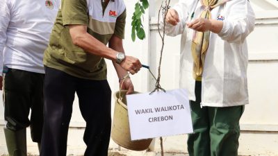 Wakil Walikota Cirebon Bebersih Sampah dan Tanam Pohon di Kel. Kebon Baru, Siti Farida : Ayo Lestarikan Lingkungan!