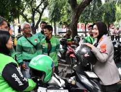 Kombes Sumarni Temui Driver Ojol & Abang Becak, Sosialisasikan Tertib Lalu Lintas dan Bagikan Beras