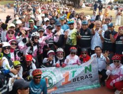 Komunitas Sepeda “Jumat Berkah” Bagikan Beras, Baju Layak Pakai dan Makanan ke Warga