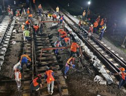 Tingkatkan Kenyamanan dan Keselamatan Penumpang, KAI Daop 3 Cirebon Ganti Material Prasarana