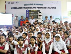 KAI Daop 3 Cirebon Sosialisasikan Keselamatan Kereta Api ke Siswa SD