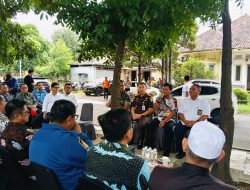 Di Bawah Rintik Hujan dan di Pinggir Sungai, Wali Kota Cirebon Gelar Rapat Penataan Kali Sukalila dengan Berbagai Elemen