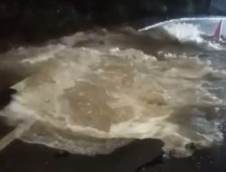 Pipa PDAM Pecah di Babakan Plangon Kabupaten Cirebon, Air Tumpah ke Jalan Raya