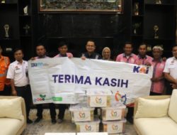 KAI Daop 3 Cirebon Salurkan Bingkisan Lebaran ke Para Porter dan Pensiunan