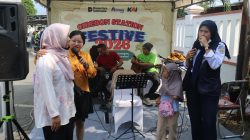 Pemudik Arus Balik Lebaran Dihibur Live Music di Stasiun Cirebon