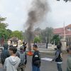 Serikat Mahasiswa Cirebon Demo di Kantor Bupati, Minta Uang Rakyat Jangan Dikorupsi