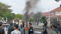 Serikat Mahasiswa Cirebon Demo di Kantor Bupati, Minta Uang Rakyat Jangan Dikorupsi