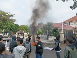 Serikat Mahasiswa Cirebon Demo di Kantor Bupati, Minta Uang Rakyat Jangan Dikorupsi