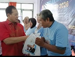 Prof. Rokhmin Salurkan 500 Paket Makanan Olahan Ikan ke Ratusan Santri Ponpes Qur’an dan Warga Kayuwalang