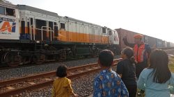Mobilitas Makin Padat saat Liburan Sekolah, KAI Daop 3 Cirebon Ingatkan Warga tidak Bermain di Jalur Kereta Api