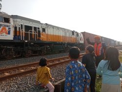 Mobilitas Makin Padat saat Liburan Sekolah, KAI Daop 3 Cirebon Ingatkan Warga tidak Bermain di Jalur Kereta Api