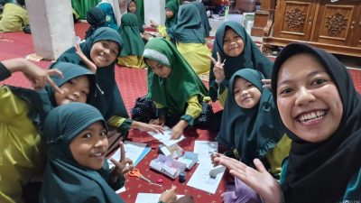 Mahasiswa FK UPN Veteran Jatim Ajak Anak Panti Asuhan Kenal Budaya Lewat Mozaik Rumah Adat dan Permainan Tradisional