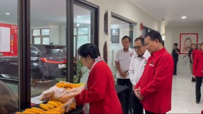 Prof. Rokhmin Serahkan Hasil Panen Jagung ke Ketum PDI Perjuangan, Megawati Puji Kerja Kreatif GNTI