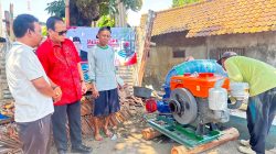 Anggota DPR RI Prof. Rokhmin Salurkan Bantuan Pompa Sedot Air untuk Penanganan Banjir di Desa Gebang Ilir