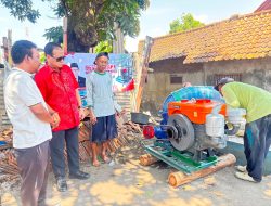 Anggota DPR RI Prof. Rokhmin Salurkan Bantuan Pompa Sedot Air untuk Penanganan Banjir di Desa Gebang Ilir