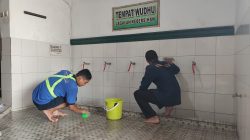 KAI Daop 3 Cirebon Gandeng Komunitas Edan Sepur & Mahasiswa Bebersih Musola dan Beri Perlengkapan Ibadah
