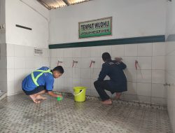 KAI Daop 3 Cirebon Gandeng Komunitas Edan Sepur & Mahasiswa Bebersih Musola dan Beri Perlengkapan Ibadah