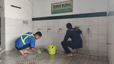 KAI Daop 3 Cirebon Gandeng Komunitas Edan Sepur & Mahasiswa Bebersih Musola dan Beri Perlengkapan Ibadah