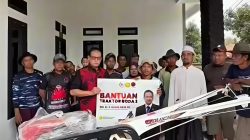 Prof. Rokhmin Salurkan Bantuan Traktor untuk Petani di Sukagumiwang Indramayu